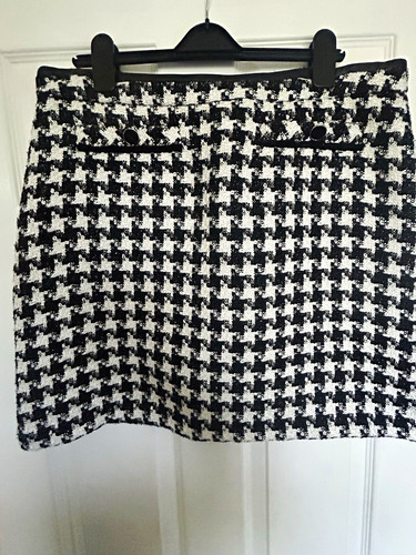 Wallis black white - &,