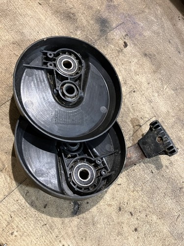 Rear wheel dust - rear, from