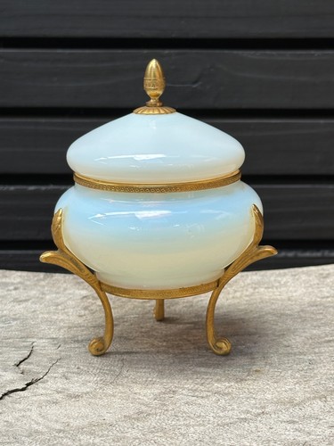Antique white opalescent - antique,