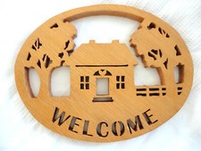 Craftsman-made Oak Veneered Hardwood Pierced Work Oval 'Welcome' Sign or Trivet