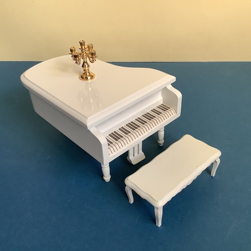Scale dolls house - dolls,