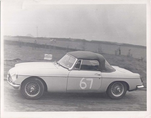 Mgb racing scene - racing, j