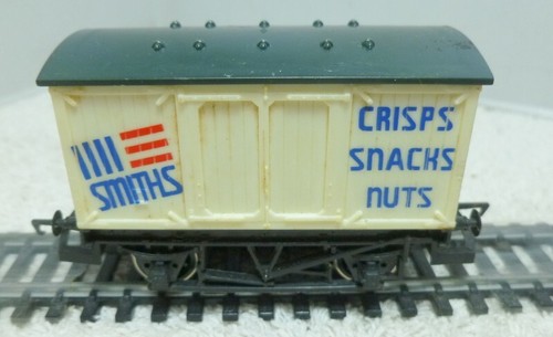 Hornby 135 smiths crisps - smiths,