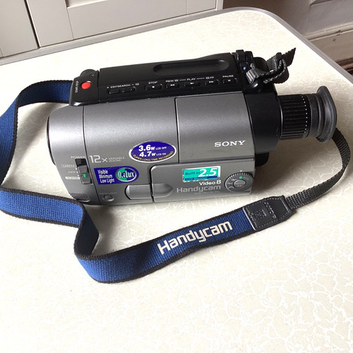 Sony ccd trv11e pal handycam - pal,