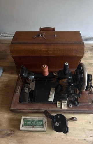 Vintage sewing machine - ,