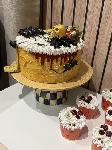 Fake halloween cake and - and, spooky