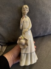 Valencia Girl with bonnet and Flower Porcelain Figurine by Miquel Requena. Spain