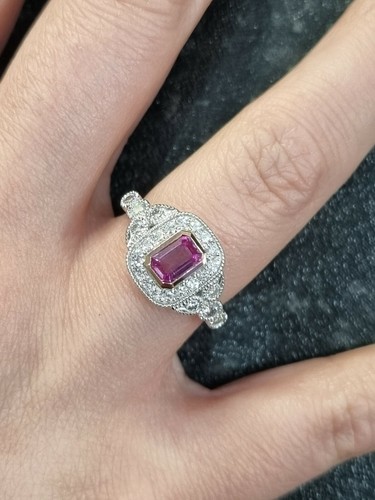 Pink sapphire ring - 18ct, white