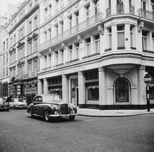 Rolls royce phantom outside - rolls,