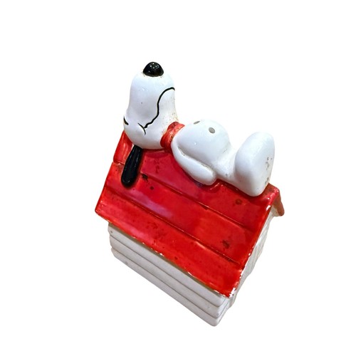 Vintage snoopy doghouse salt - doghouse,