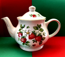 Vintage Sadler Pottery Small Tea Pot & Original Lid Strawberries 🎄🍓💚🍓💚🎄