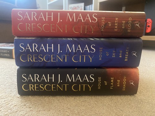 Crescent city trilogy - city,