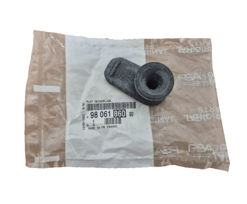 Top engine cover clip - top,