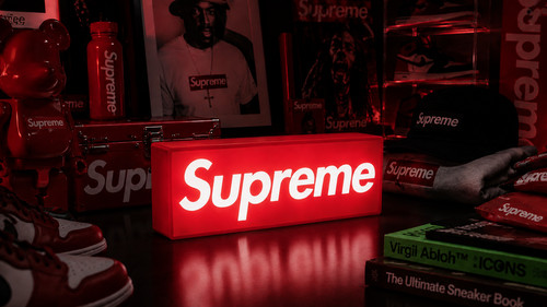 Red custom supreme theme - red,