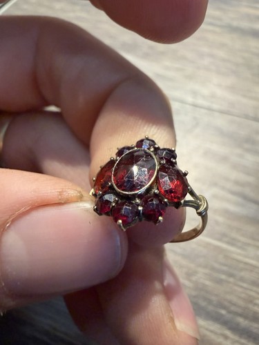 Antique gold garnet - 8k,