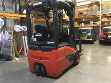 Linde Evo 12 - 3 wheel electric fork lift, 3 stage mast, only 200 hours from New