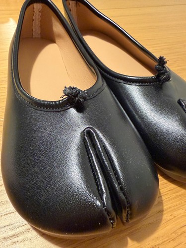 Black tabi style split toe - black,