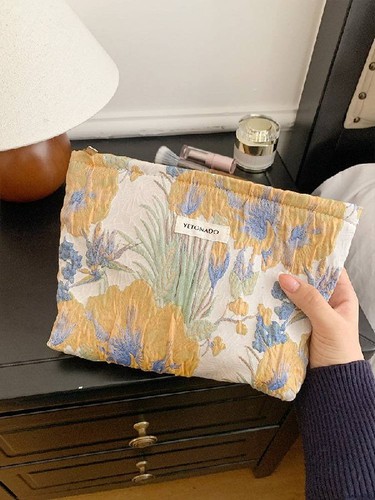 Gold floral jacquard cosmetic - gold,