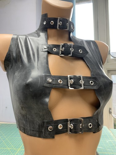 Latex crop top - plunge, rubber