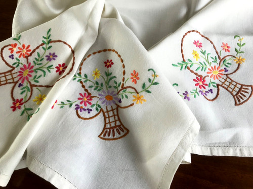 Vintage hand embroidered - hand,