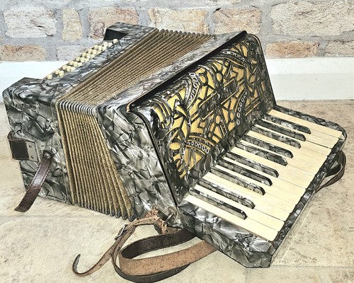 Geraldo piano accordion - 24,