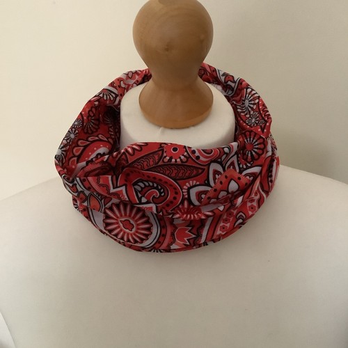 Red paisley design stretch - a,