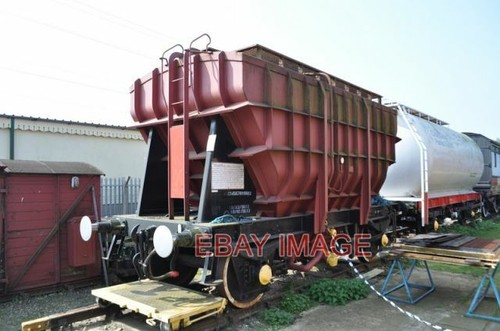 Photo 87046076 fly ash - , b
