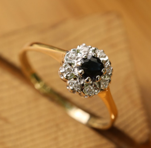 9ct solid yellow gold flower - 9ct,