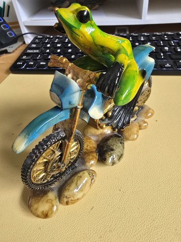 Solid resin frog a - frog, on