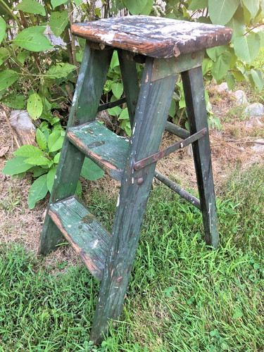 Antique green wooden step - green,