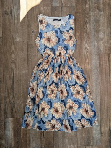 Floral sleeveless below - sleeveless,