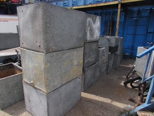 Vintage galvanized water tank - ,