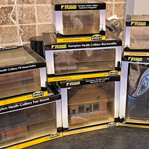 Graham farish gauge painted - n,