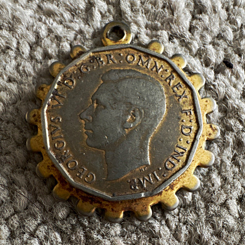 Round coin pendant - round,