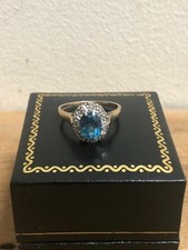 STUNNING 9CT GOLD AQUAMARINE AND DIAMOND CLUSTER RING 3.3G