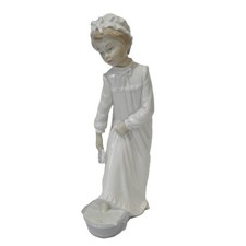 LLADRO NAO #0231 GIRL WASHING