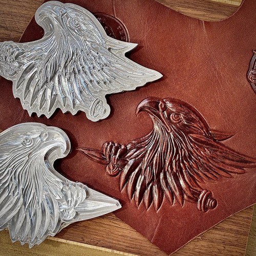 Eagle clutching dagger - clutching,