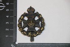 BRITISH ARMY RIFLE BRIGADE BLANK SCROLL BLACK METAL CAP BADGE
