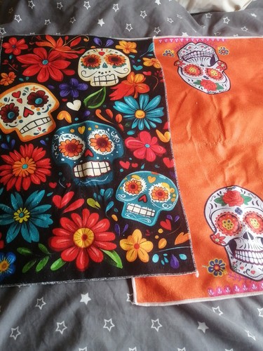 Skulls halloween set - of, 2