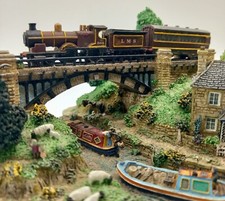 N Scale Gauge Model Railway Steam Locomotive Train Diorama River Bridge Pub