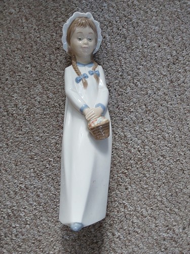 Nao lladro vintage girl with