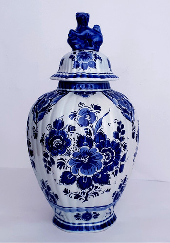 Delft blue white lidded vase - white,