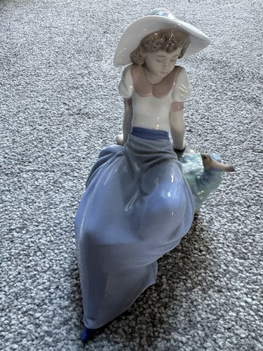 Nao lladro figure seated - nao,