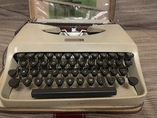 Nice Vintage UNDERWOOD 18 Portable Manual Typewriter with Smart Carry Case