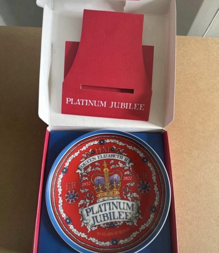 Danbury mint 2022 queen - mint,