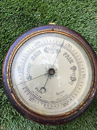 Vintage aneroid round - round, wall