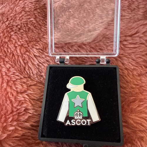 Ascot badge pin jockey - , silks