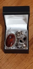 VINTAGE STERLING SILVER JEWELLERY MIXED LOT INCLUDING AMBER BROOCH. 