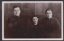 VINTAGE  POSTCARD 'YOURS TO SERVE'  SALVATION ARMY FAMILY