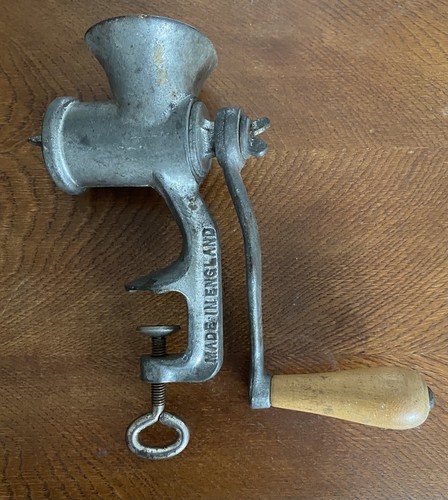 Mincer hand operated cast - operated, iron